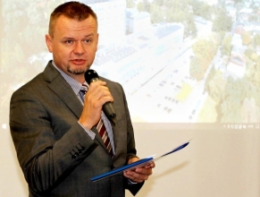 Lek. Andrzej Kłoda podczas przemówienia na uroczystości otwarcia Centrum Zdrowia Psychicznego