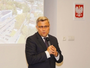 Wojewoda Jarosław Wieczorek podczas przemówienia na uroczystości otwarcia Centrum Zdrowia Psychicznego
